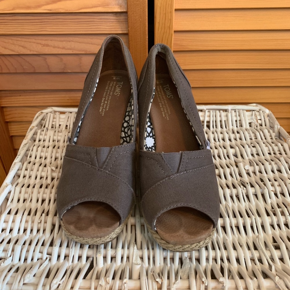 TOMS wedges GREAT USED CONDITION SZ 8